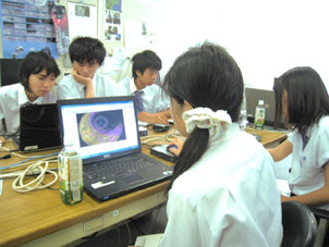 仙台東高校研究室訪問@東北工業大学工学部情報通信工学科 学生の作成したソフトウェアを操作して太陽風の流れを調べる東高校生